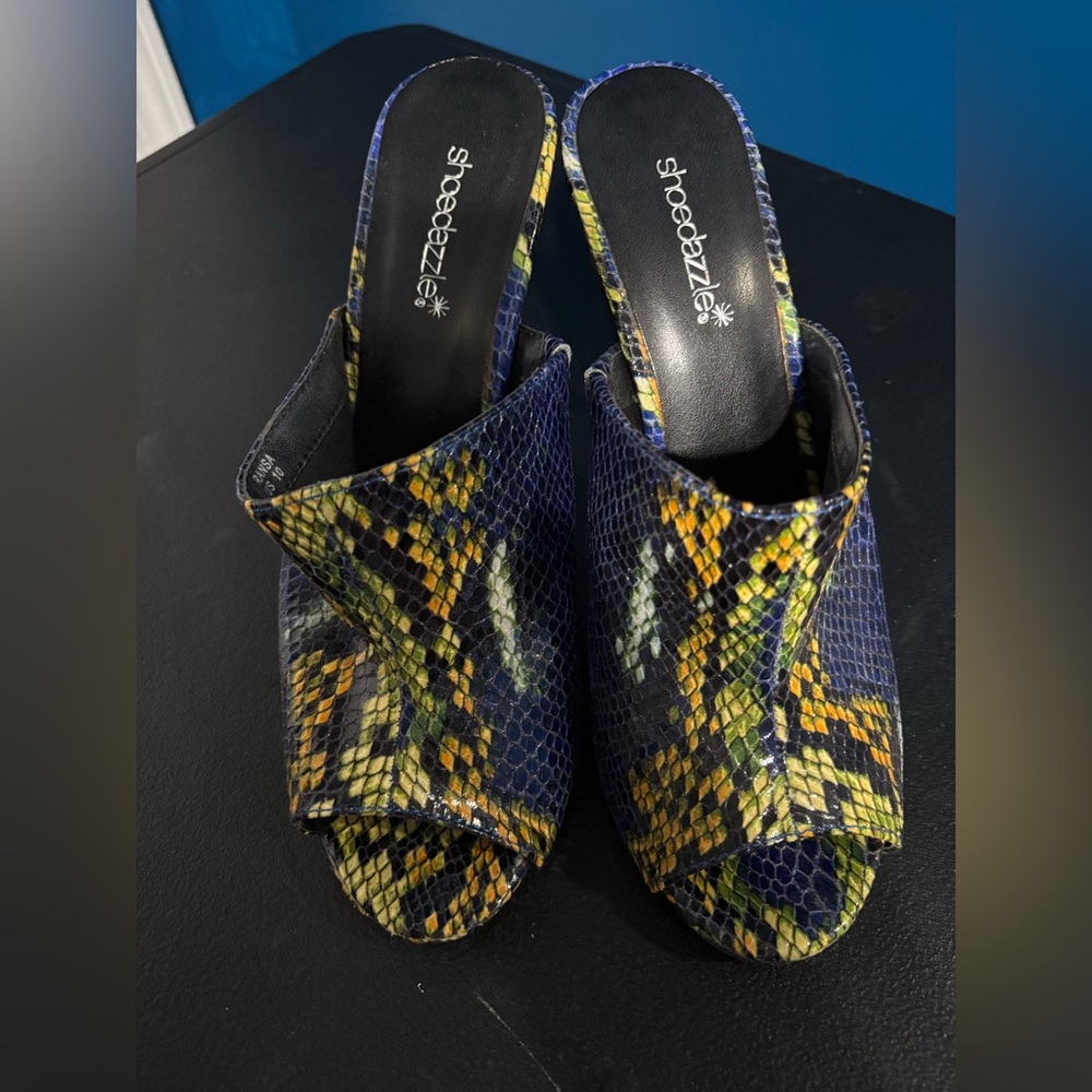 Shoe Dazzle Blue and Yellow Heels with Bold Design
